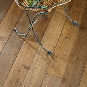 Parquet marron fumé par chêne de l'est